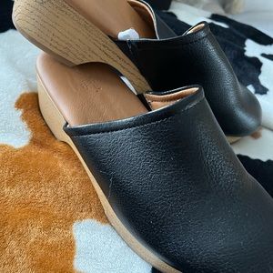 Universal thread clogs